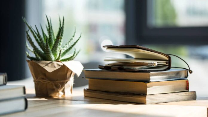 a-posicao-dos-objetos-em-sua-mesa-pode-estar-sugando-sua-energia a-posicao-dos-objetos-em-sua-mesa-pode-estar-sugando-sua-energia