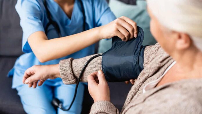 idosos-acima-de-60-anos-tem-direito-a-prioridade-no-sus-e-100%-de-transporte-livre idosos-acima-de-60-anos-tem-direito-a-prioridade-no-sus-e-100%-de-transporte-livre