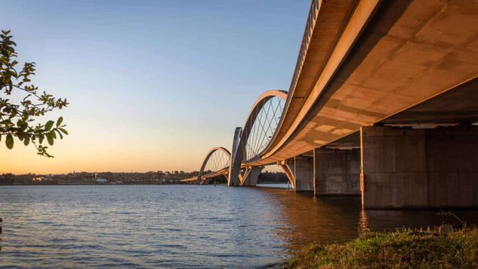 essa-ponte-em-brasilia-mudou-o-transito-e-virou-atracao-turistica essa-ponte-em-brasilia-mudou-o-transito-e-virou-atracao-turistica