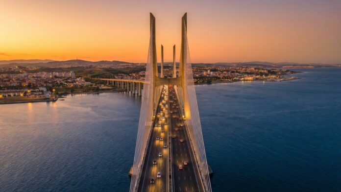 a-maior-ponte-da-europa-simboliza-o-progresso-entre-portugal-e-o-brasil,-custou-cerca-de-900-milhoes-de-euros-e-tem-o-mesmo-nome-da-ponte a-maior-ponte-da-europa-simboliza-o-progresso-entre-portugal-e-o-brasil,-custou-cerca-de-900-milhoes-de-euros-e-tem-o-mesmo-nome-da-ponte