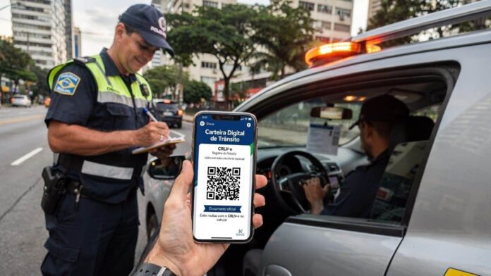 motoristas-sem-um-desses-dois-documentos-podem-receber-multa-de-r$-884,41-e-7-pontos-na-carteira motoristas-sem-um-desses-dois-documentos-podem-receber-multa-de-r$-884,41-e-7-pontos-na-carteira